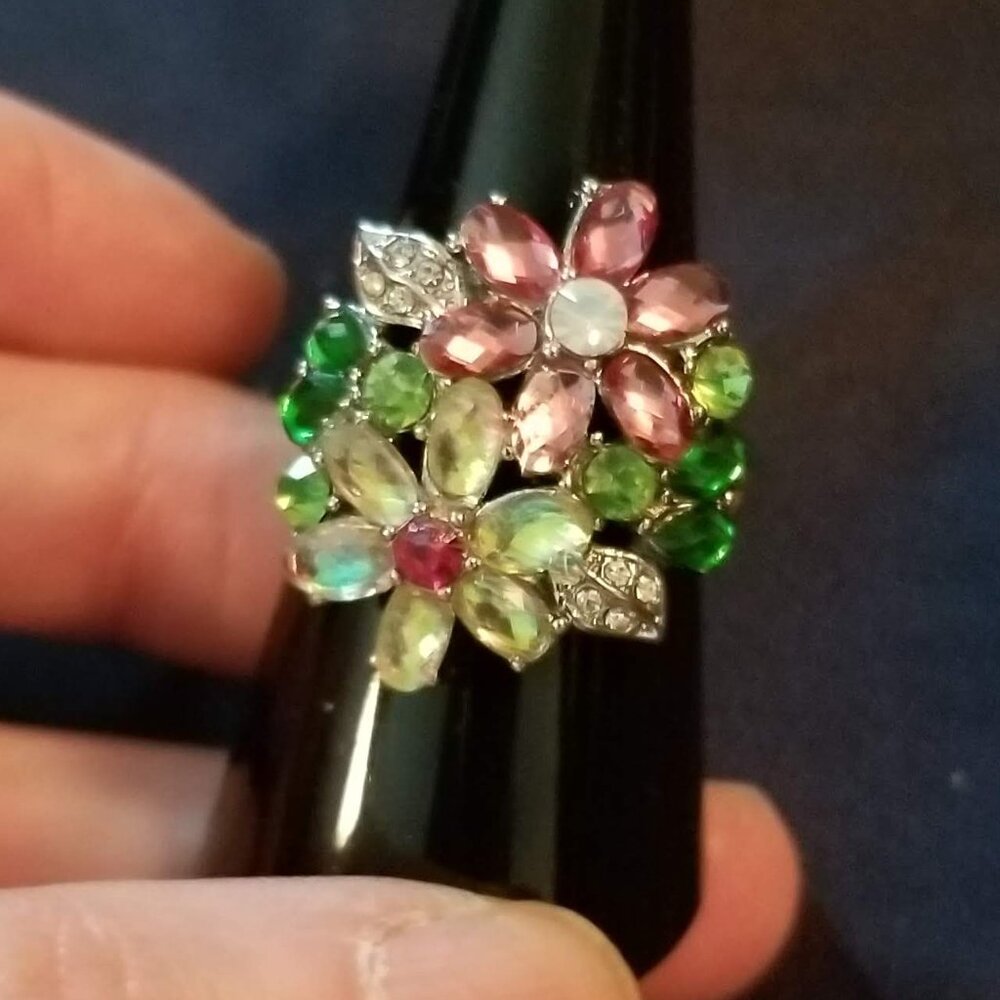 Beautiful large crystal flower ring, NWOT